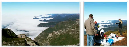 A sea of clouds below the Urubici highlands, and friends at the viewpoint